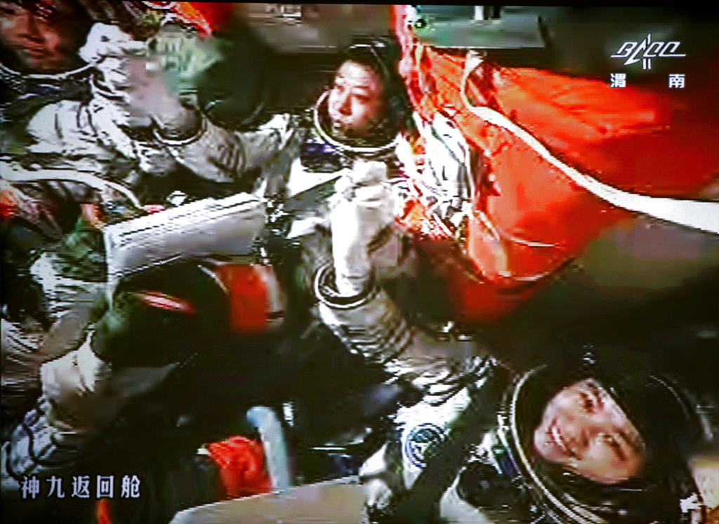 Entrelos tres astronautas se encontraba la primera mujer china que viaja al cosmos. Foto/AP<br>