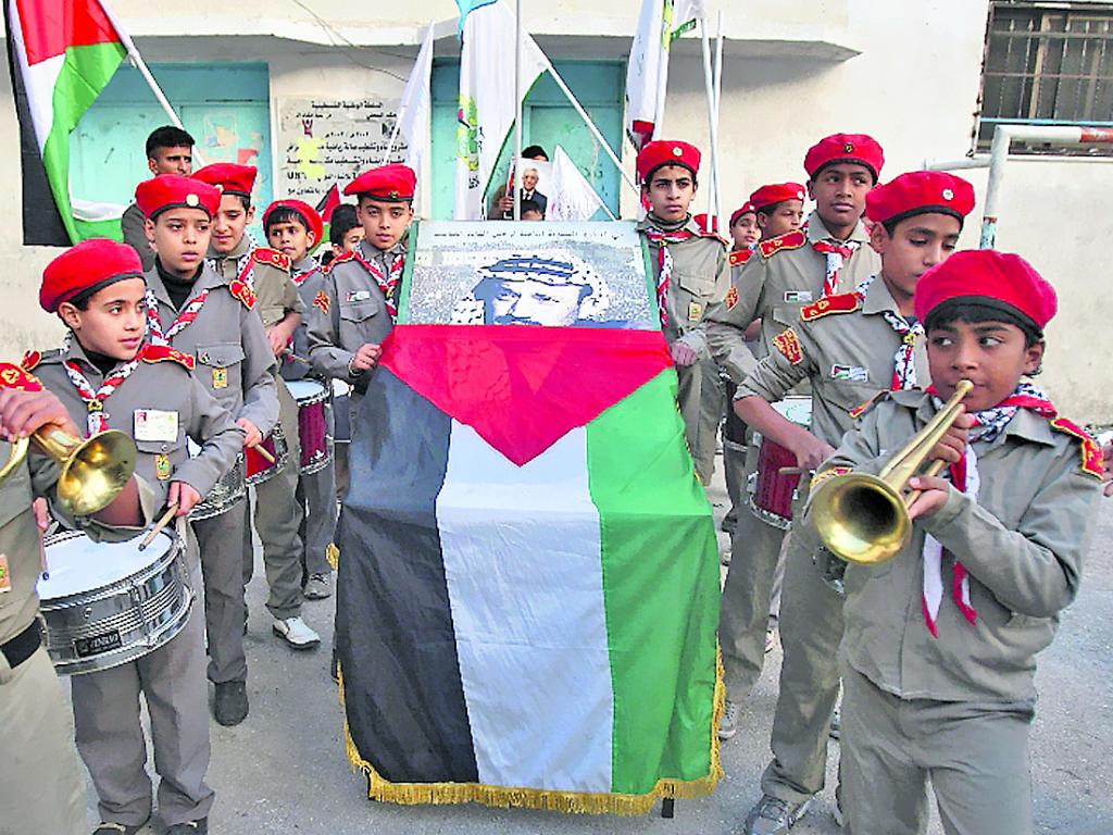 Niños scouts. Funeral simbólico de Yaser Arafat.()