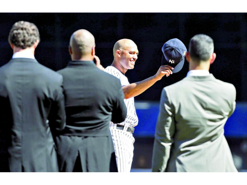Mariano Rivera mientras firma autógrafos a los aficionados que acudieron ayer al tercer juego de la serie ante los Gigantes de San Francisco.(Carlos Castillo)