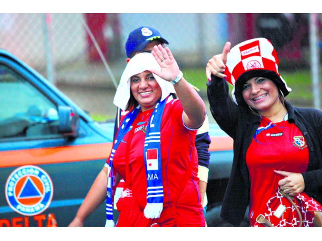 Saludos a la cámara de 10 Deportivo.(Anayansi Gámez)