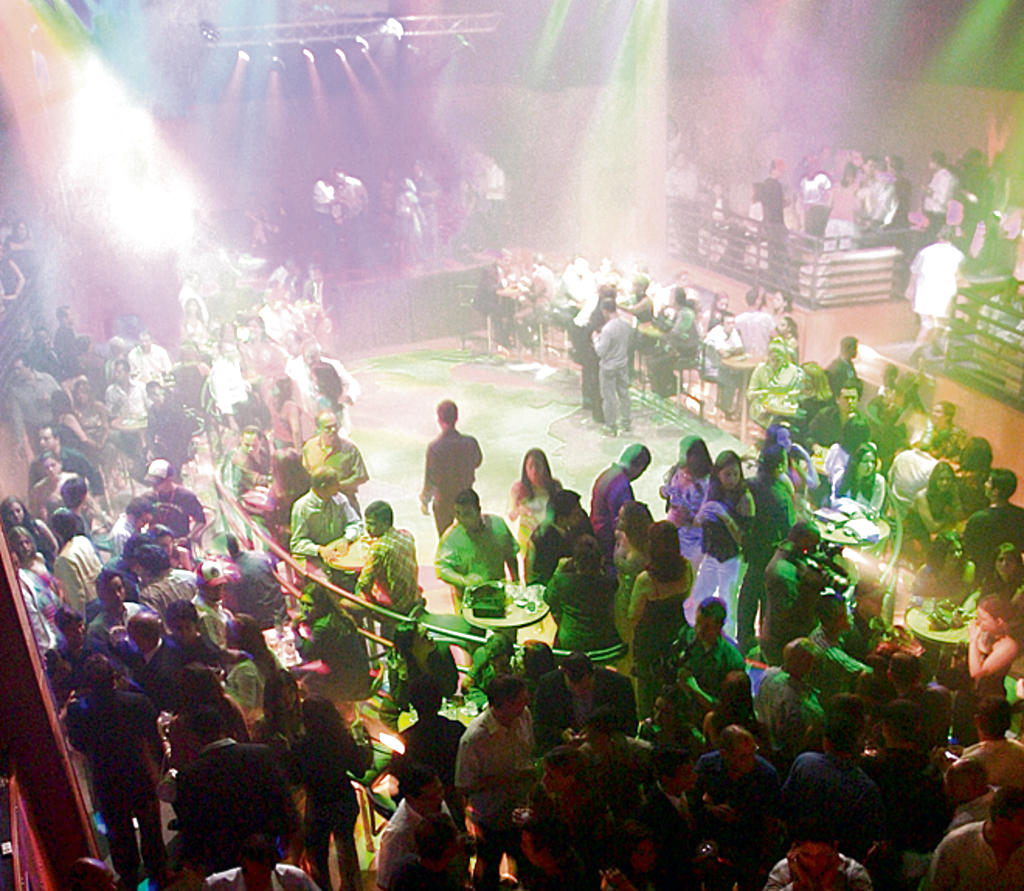 Por las noches existen buenas opciones, como la de visitar los bares y shows al aire libre, que se presentan en el barrio antiguo de Recife o en Olinda.()