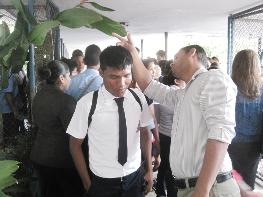 Vigilancia de las normativas en los colegios. Foto/Luis René Ábrego<br>