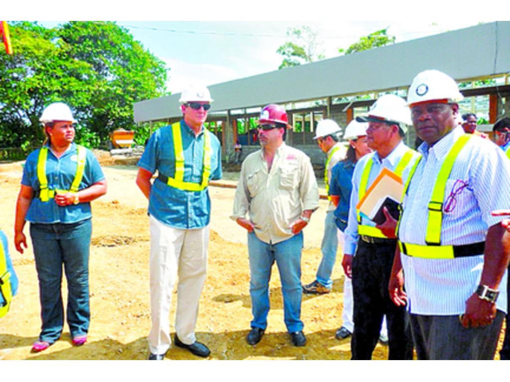 El director de la CSS, Guillermo Sáenz-Llorens, observó los trabajos. (Leonardo Machuca G. )