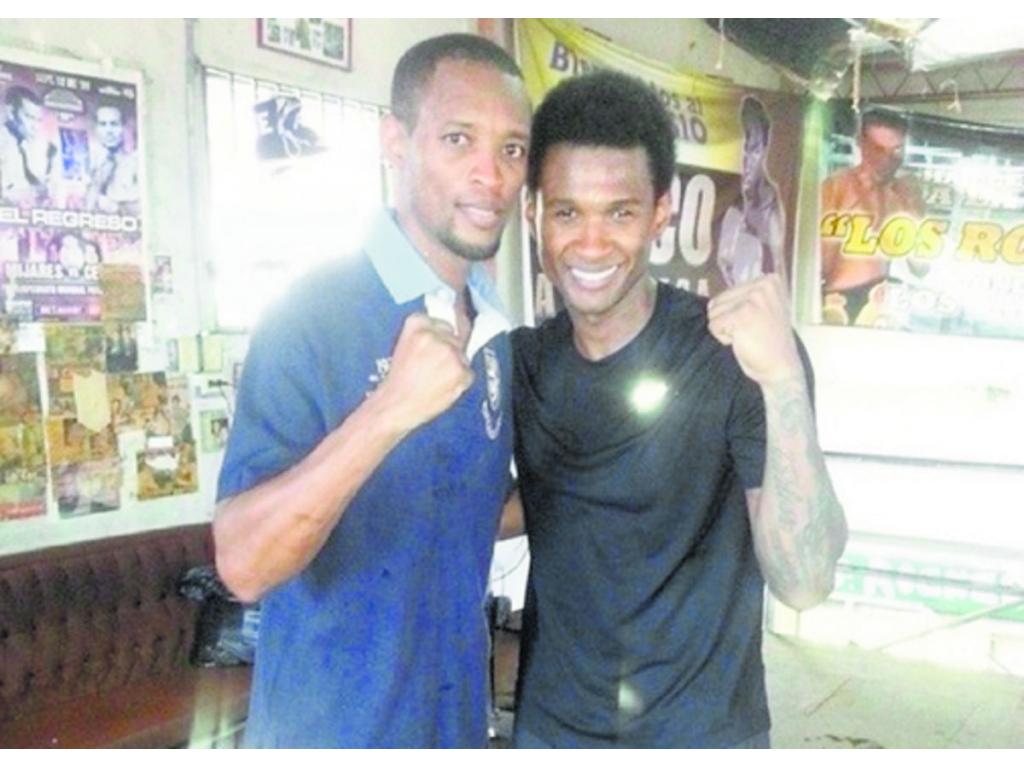Pelenchín Caballero le enseñó técnicas de boxeo a Usher.(Twitter)