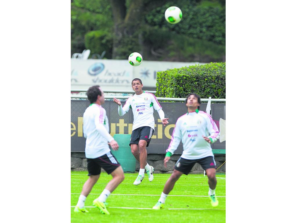 Javier Chicharito Hernández en pleno entrenamiento ayer.(AP)