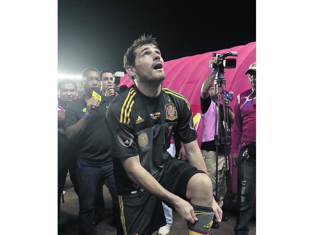 Acto. Iker Casillas regaló parte de su indumentaria.(Noriel Gutiérrez)