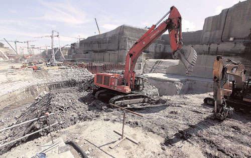 <p>Equipo. Retroexcavadora realiza movimiento en el área.</p>