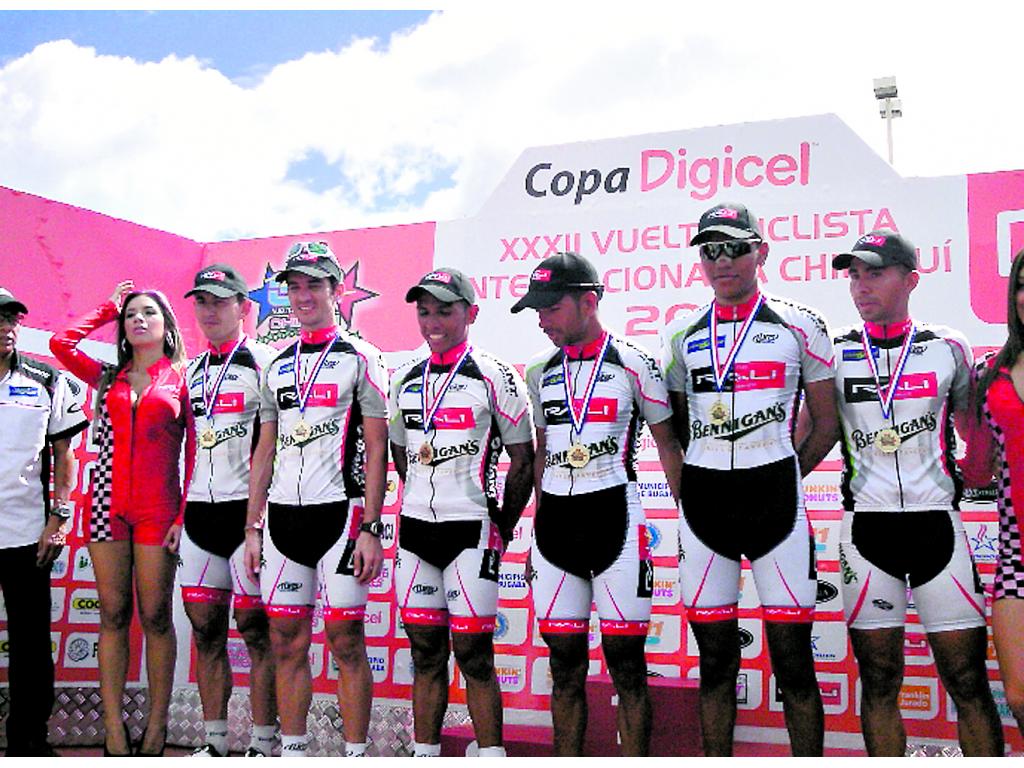 Premios. El equipo en el podio de ganadores.(Miguel Batista)