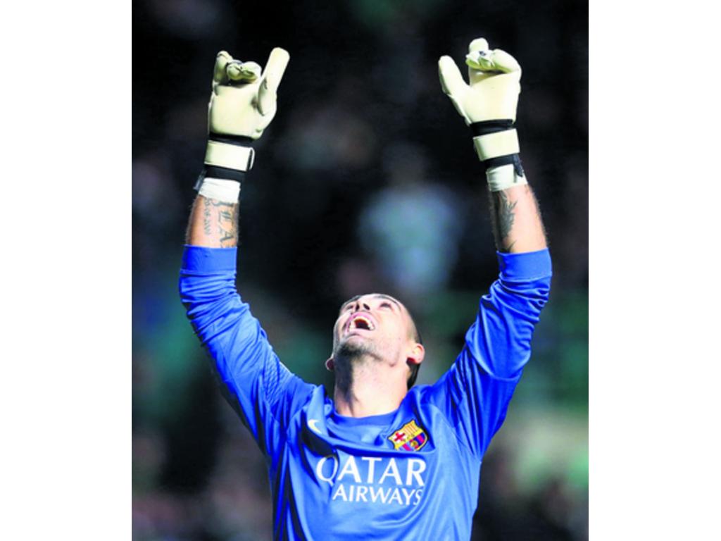 El guardameta Víctor Valdés celebra el triunfo del equipo azulgrana.(AP)