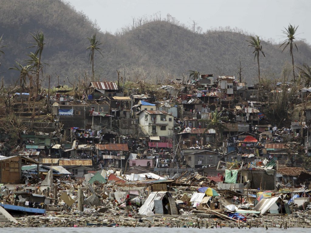 Vista general de los destrozos causados por el devastador tifón Haiyan en la ciudad de Tacloban (Filipinas). Foto/EFE<br>
