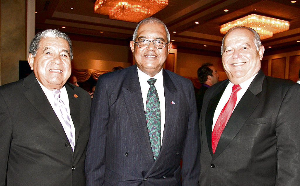 Antenor Ferrey, Reinaldo Carlos Calviac Lafferté, embajador de Cuba en Panamá, y Leopoldo Benedetti.()