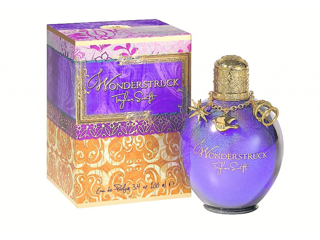 Wonderstruck de Taylor Swift. Todo el encanto de la cantante country llega al mercado de los aromas, es una combinación de sus olores favoritos. Fresia, flor de manzana, frambuesa, vainilla, madreselva y el hibisco blanco, ámbar, madera de sándalo y mel