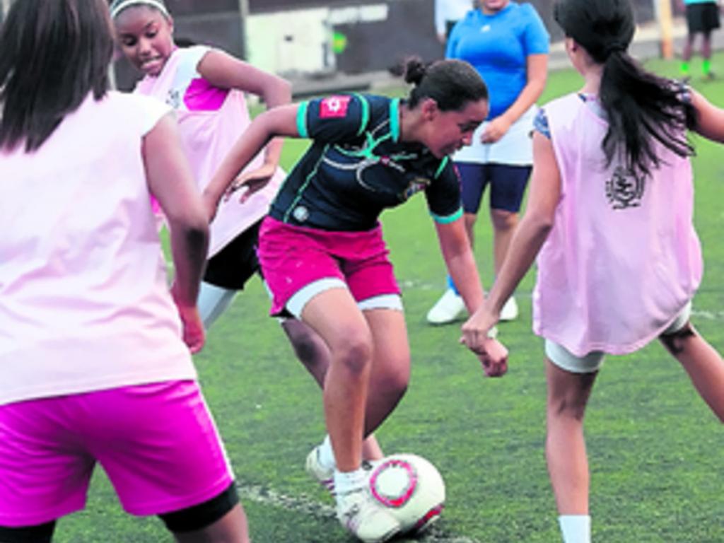 Las chicas hacen gala de su agilidad con el balón.(Anayansi Gamez)