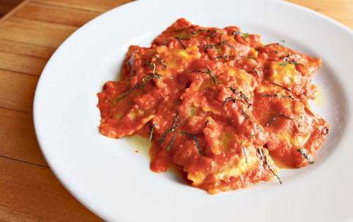 <p>Ravioli di Ricotta e Spinaci in Salsa Rosa (Ravioli de Ricotta y espinaca en salsa rosada de tomate)</p>