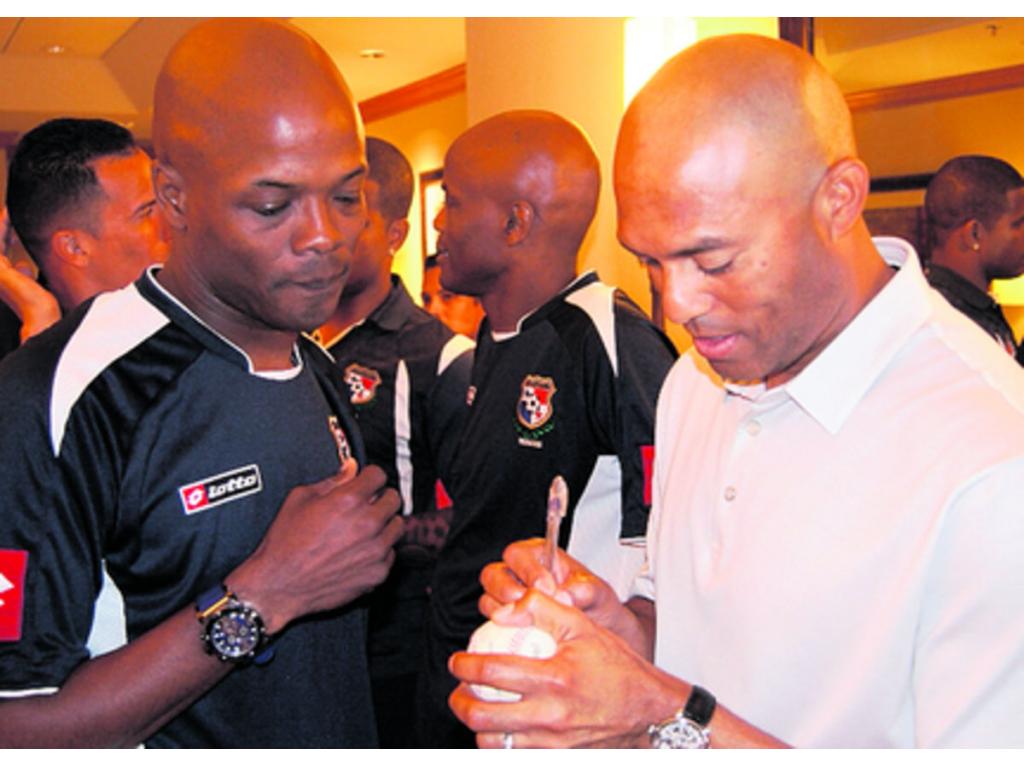 Jugadores, directivos y miembros del cuerpo técnico de la Selección Nacional de Fútbol de Panamá escuchan atentamente las palabras del cerrador istmeño Mariano Rivera.(Cortesía Fepafut)