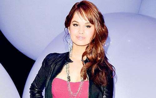 <p>Debby Ryan. En un estilo más roquero con chaleco y botas, a juego con accesorios de metal, la protagonista de 16 deseos lució arrolladora en un evento en Nueva York.</p>