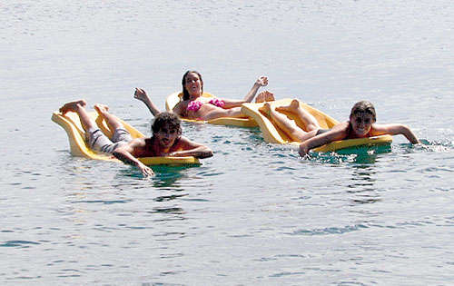 <p>Turistas. Se relajan en Bocas del Toro.</p>