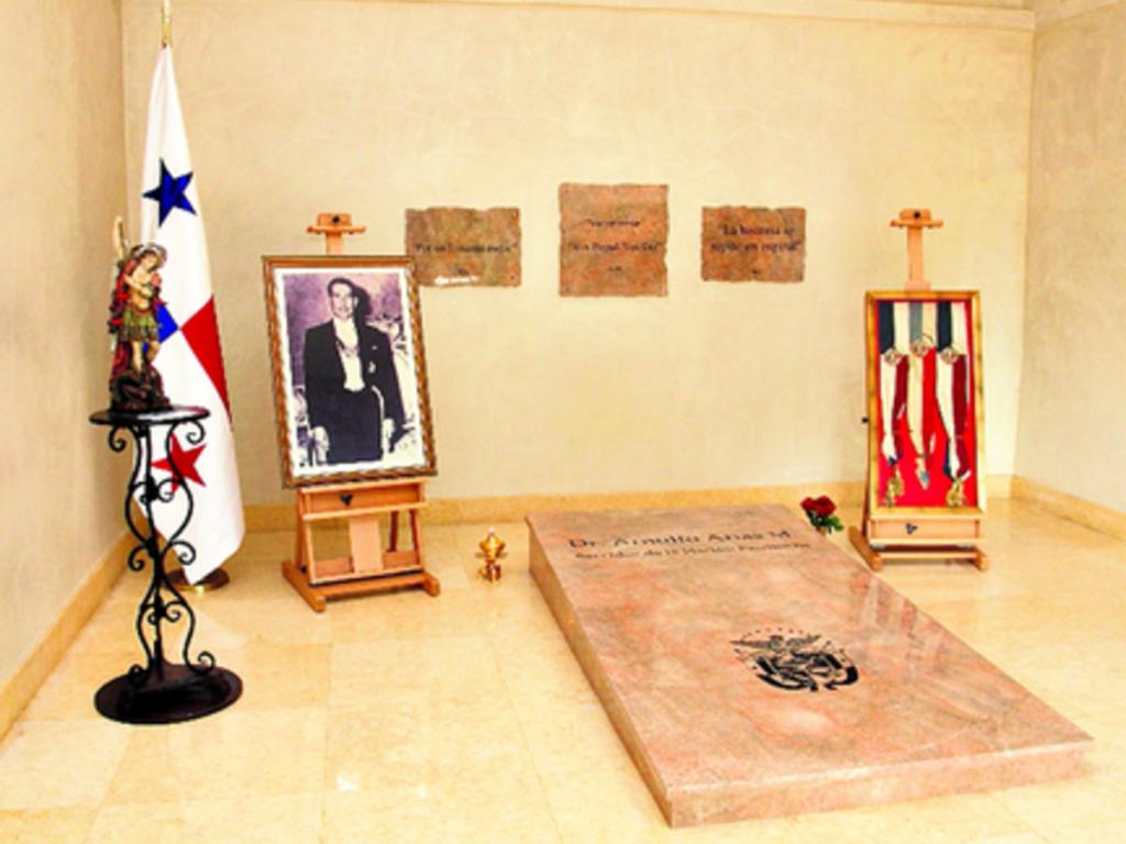 Mausoleo donde reposan los restos de Arnulfo Arias.