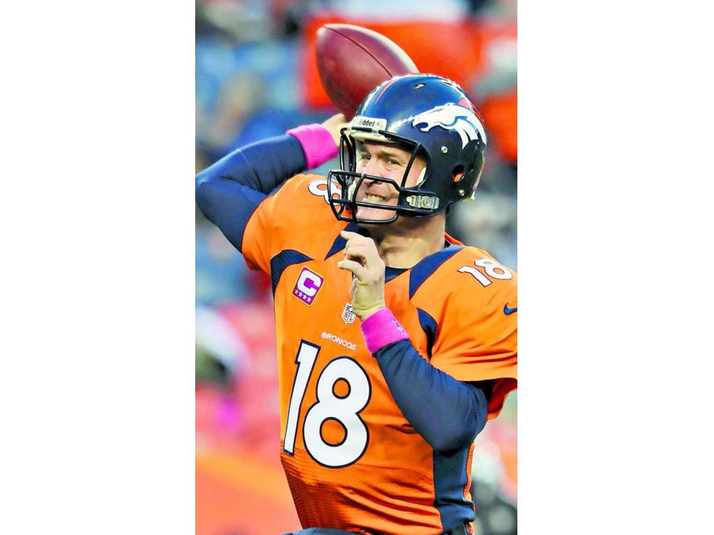 Los jugadores de los Broncos festejan, tras ganar su primer juego.(AP)