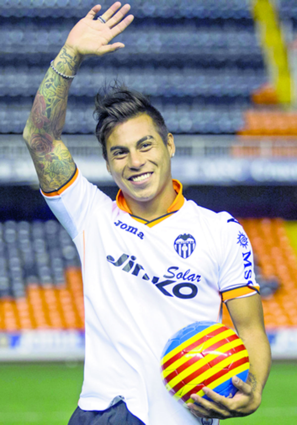 El nuevo jugador del Valencia, el delantero chileno Eduardo Vargas.(EFE)