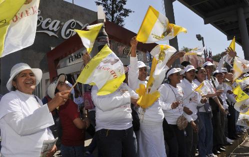 Voluntarios hacen una calle de honor. Foto/EFE<br>