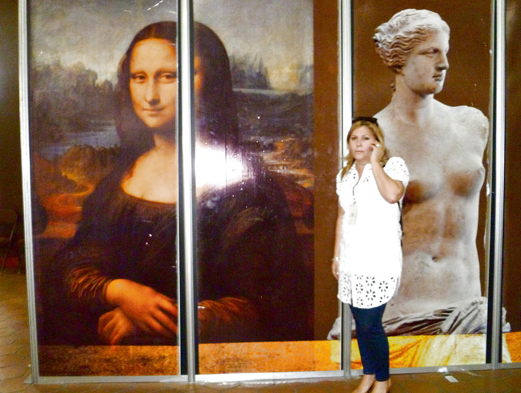 Arte. Orit Btesh coordina. Al fondo, La Monalisa observa.()