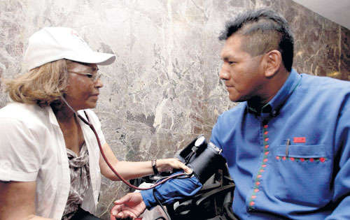 <p>Desmayo. A Rogelio Montezuma se le subió la presión, en medio de la reunión de ayer.</p>