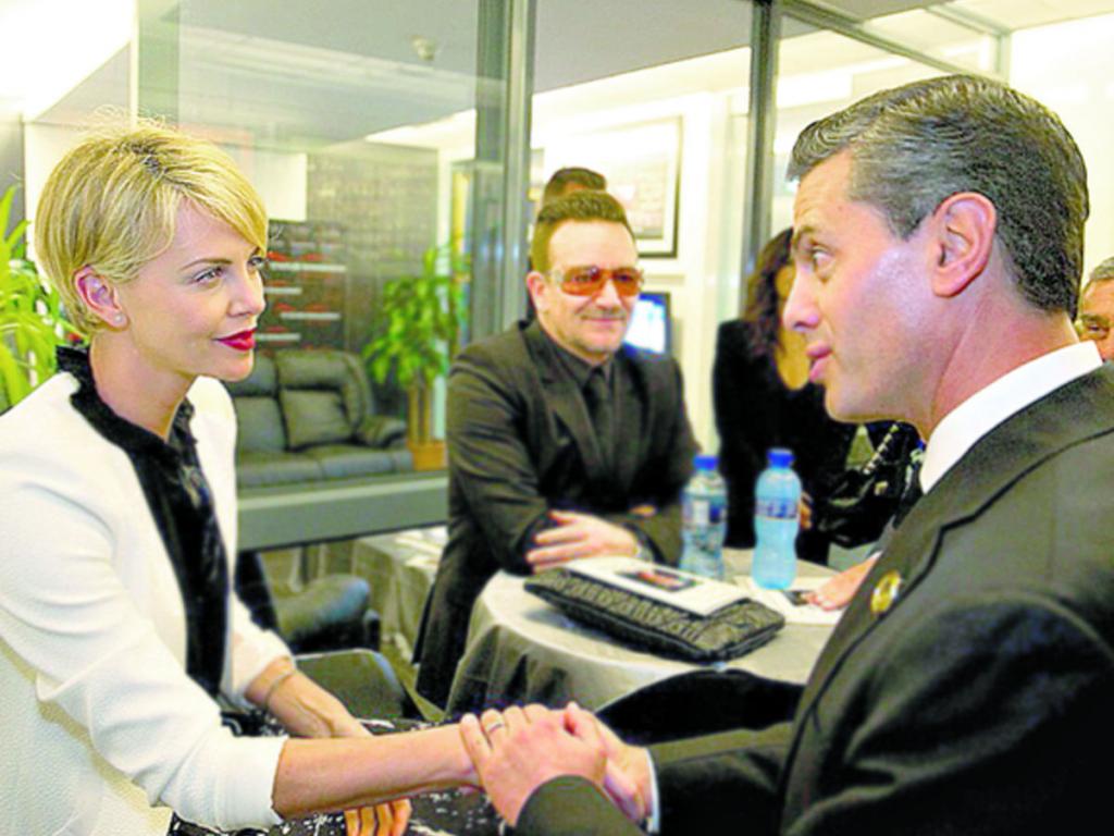 El mandatario de México saludó a la actriz Charlize Theron.