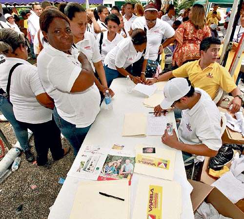 <p>Espera. Los convencionales hicieron filas para votar.</p>
