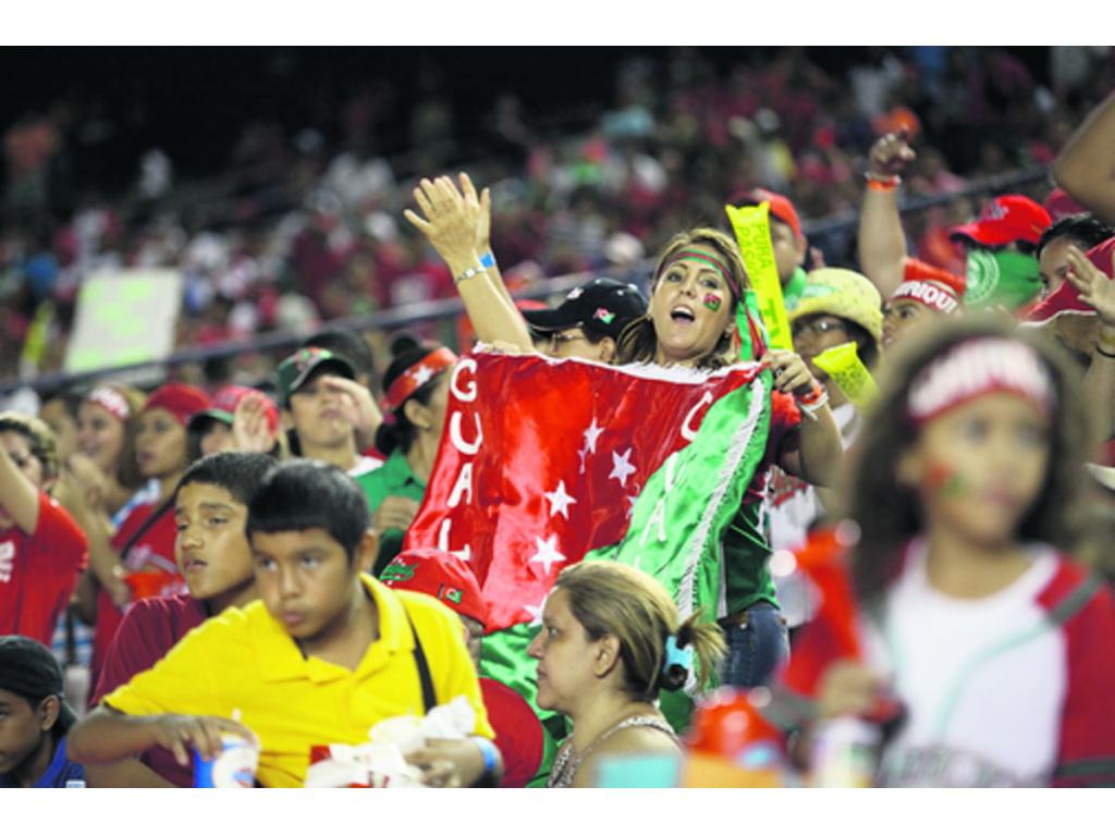 La afición chiricana asistió en masa a apoyar a sus guerreros. Gritos, trompetas, pitos y serpentinas le dieron colorido a las abarrotadas tribunas del Rod Carew.
