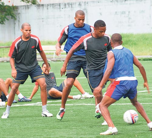 <p>Motivados. Los jugadores del Chorrillo entrenaron con todo.</p>
