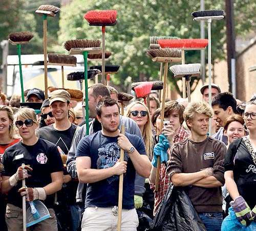 <p>Orden. Residentes se unen para limpiar el desastre.</p>