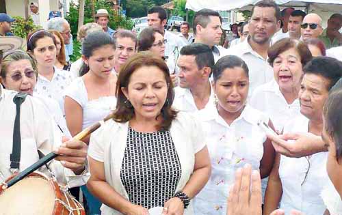 <p>Al son del tambor.</p>