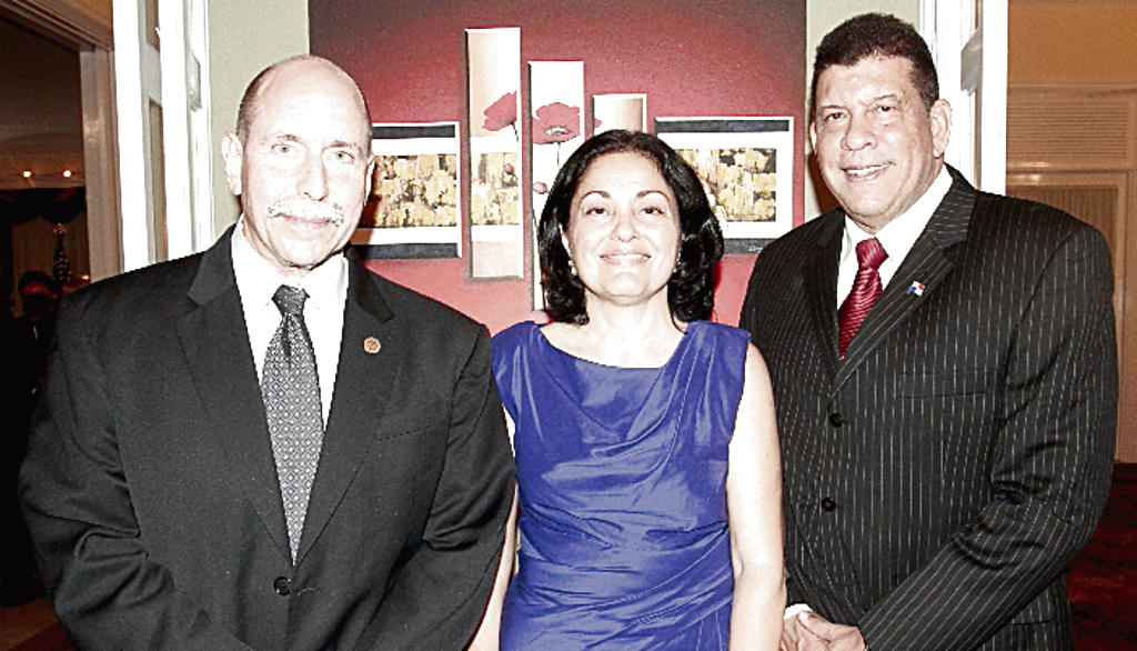 Robert Gross, Kayra Mejía y Severino Mejía.()