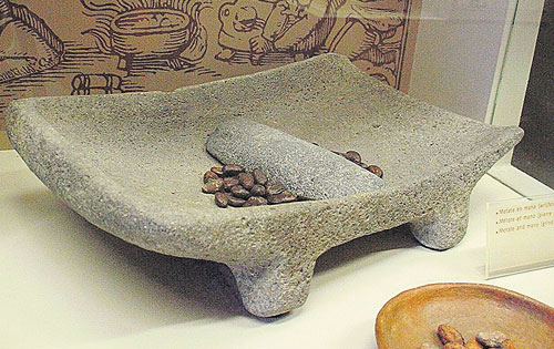 <p>Piezas. Metate y mano de moler no pueden faltar.</p>