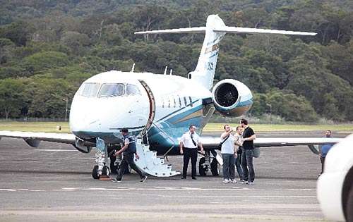 <p>Avión. A su llegada al aeropuerto de Howard.</p>