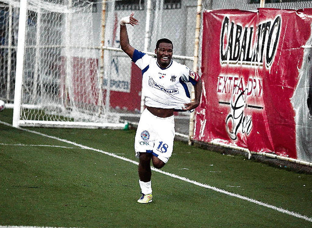 Duelo. Paul Cordero anotó el primer gol de Árabe Unido.(ANAYANSI GÁMEZ)