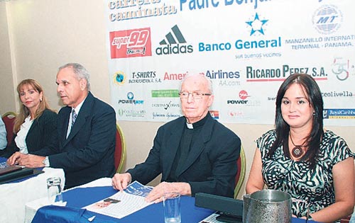 <p>Organizadores. El padre Benjamín Ayechu en la mesa.</p>