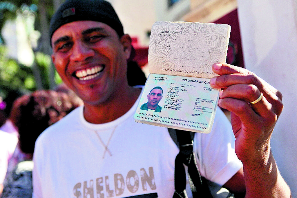Felíz.Un joven muestra orgulloso su nuevo pasaporte.(EFE)