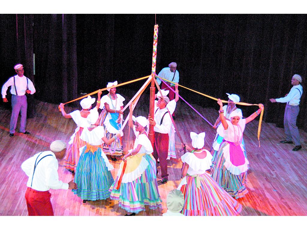 Danza del Palo de Mayo, de Bocas del Toro. Herencia afroantillana de raíces inglesas.(Ana Isabel Araúz.)