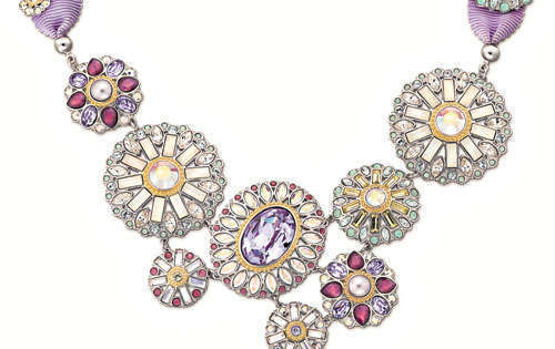 <p>Vintage. El Flower Power de los 60, versión Swarovski. </p>