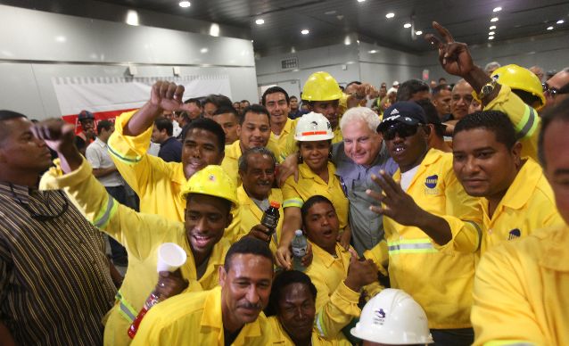 El mandatario Ricardo Martinelli junto a obreros del metro.(Carlos Lemos)