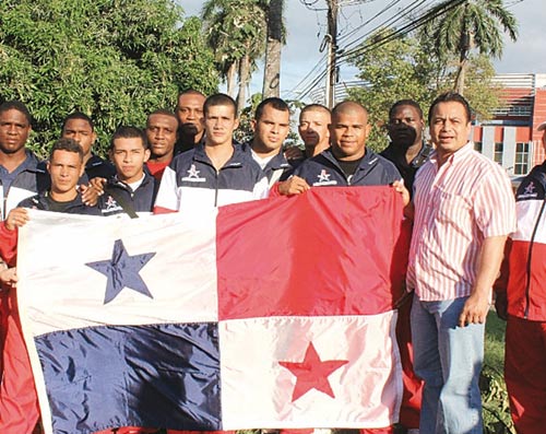 <p>Delegación. Augusto Batista (d), junto al equipo de lucha</p>