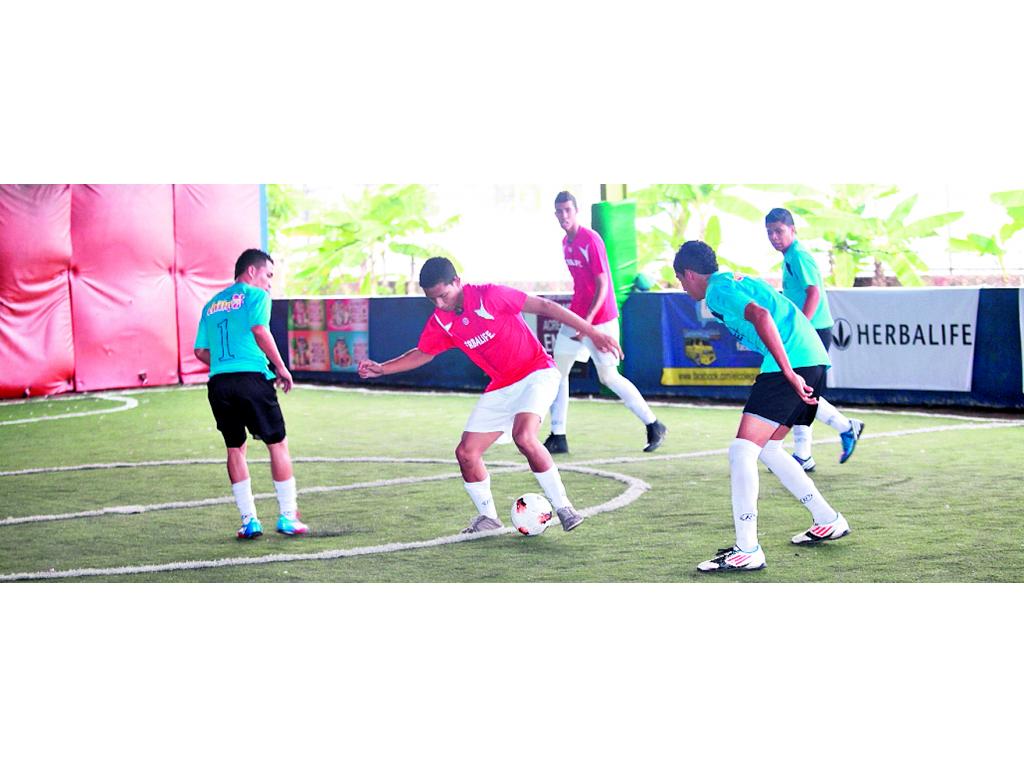 Partido entre el colegio Elena Chávez de Pinate (Rojos) vs The King School, en la ronda de semifinales.()