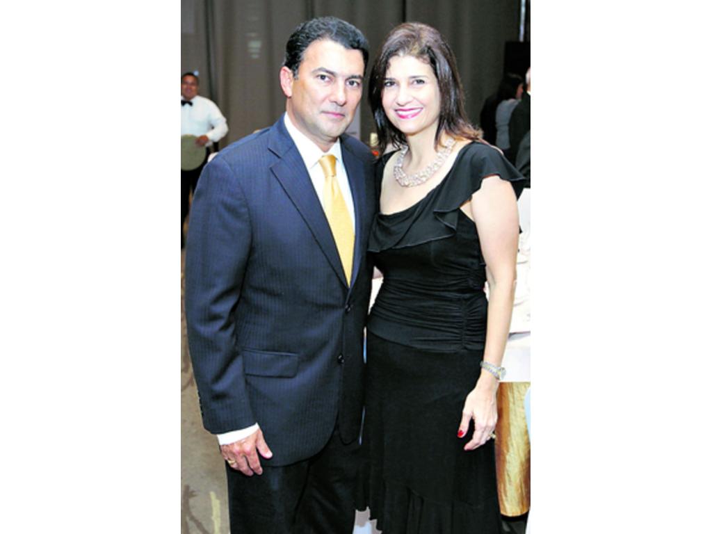 8. Juan Gabriel González y Anabel de González.