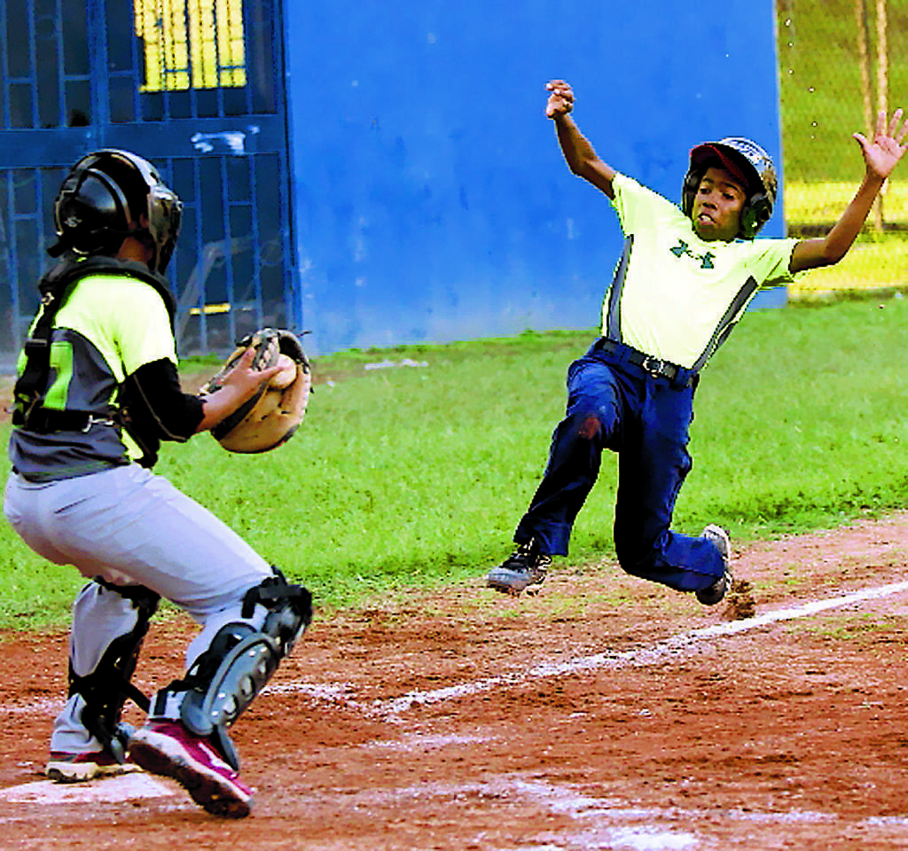 El corredor de Amelia Denis es puesto fuera en home.()