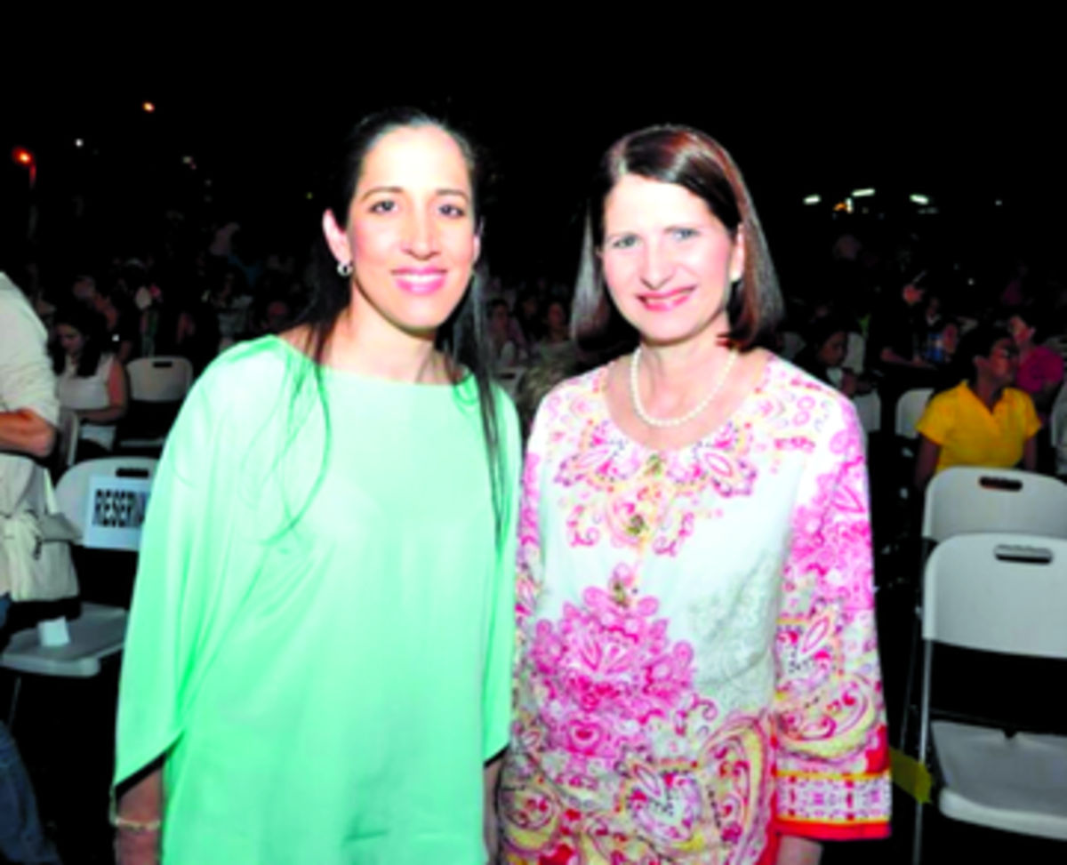 María E. Herrera, directora del Inac, junto a la primera dama.