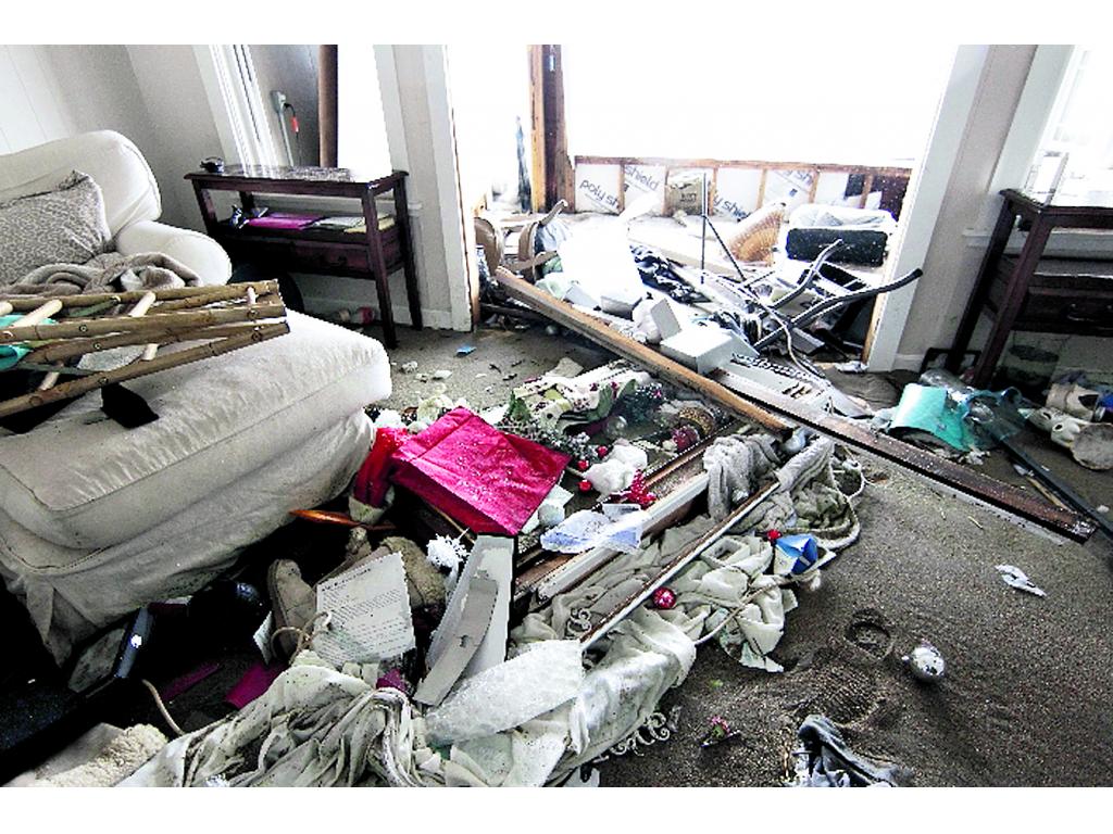 Casa golpeada por una ola en Massachusetts. (AP)