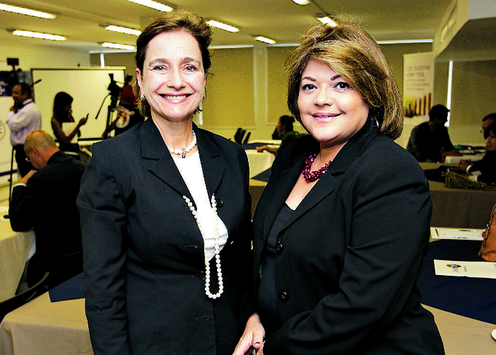 5. Luz María Salamina y Yara González.