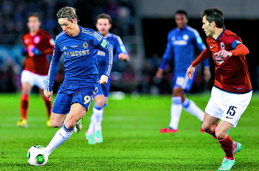Dominio. Fernando Torres (izq.) controla el balón.(EFE)